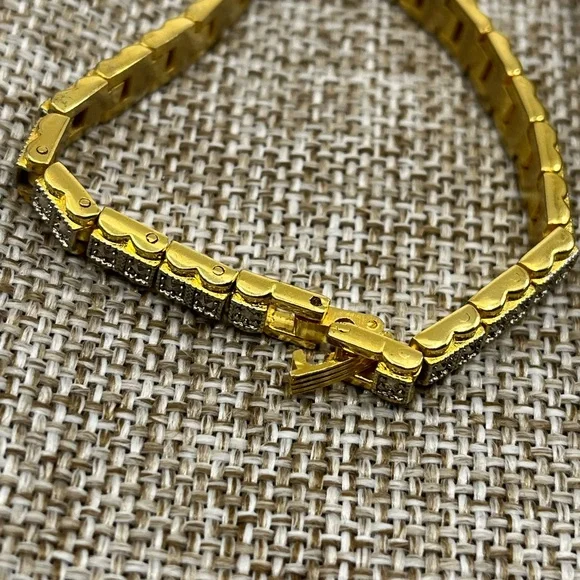 Vintage Gold Tone Bracelet with Intricate Detailing - Picture 3 of 16